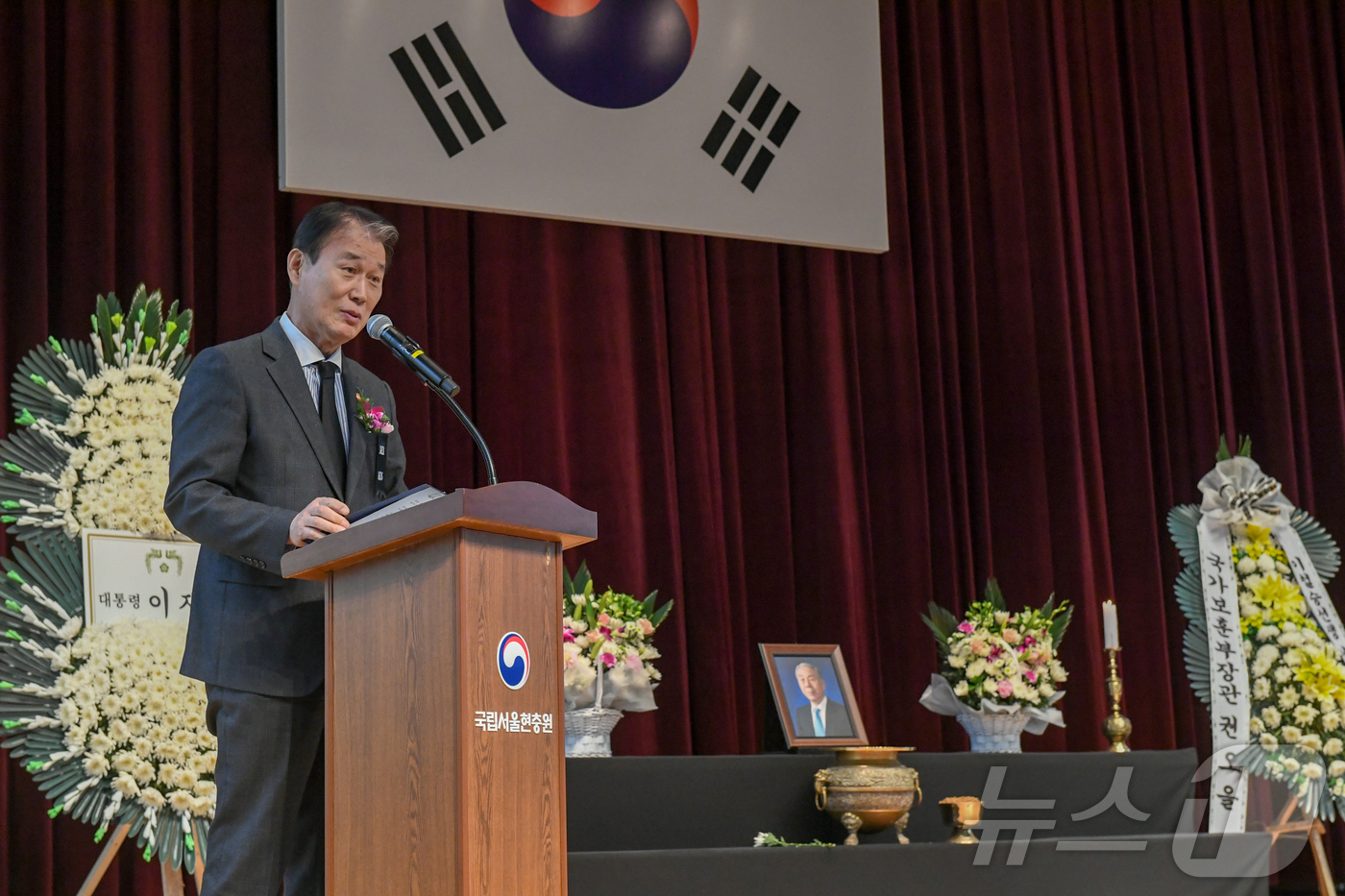 (서울=뉴스1) = 권오을 국가보훈부 장관이 27일 오전 서울 동작구 국립서울현충원 현충관에서 열린 소석 이철승 선생 10주기 추모식에 참석해 추모사를 하고 있다. (국가보훈부 제 …