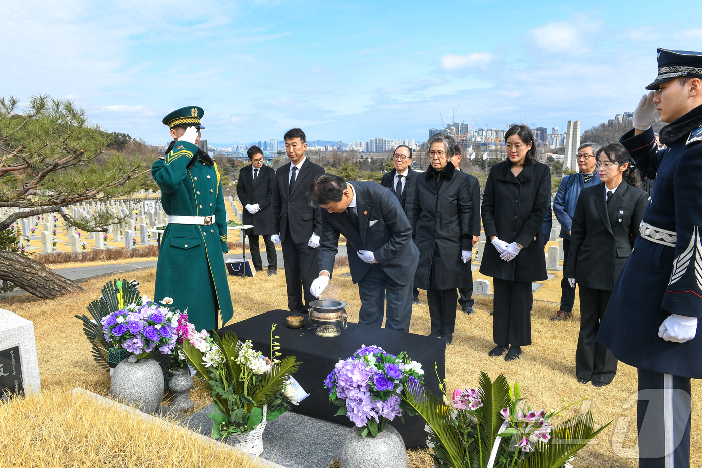 (서울=뉴스1) = 권오을 국가보훈부 장관이 27일 오전 서울 동작구 국립서울현충원 현충관에서 열린 소석 이철승 선생 10주기 추모식에 참석해 분향을 하고 있다. (국가보훈부 제공 …
