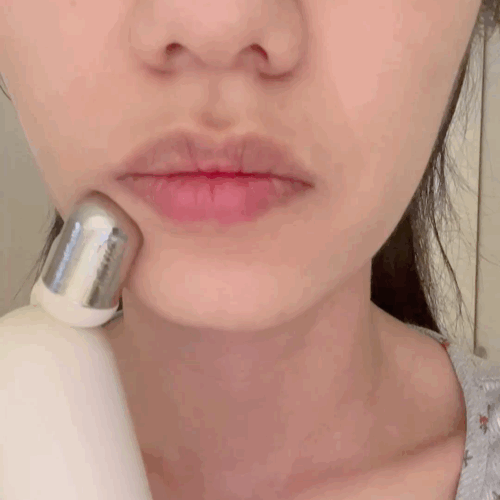 본문 이미지 - 메디큐브 에이지알 부스터 브이롤러 헤드를 작동 시킨 후 피부에 대자 미세 진동에 근육이 움직이기 시작했다. ⓒ 뉴스1 신민경 기자