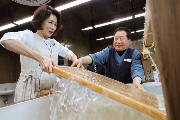 김혜경 여사, 한지 제작체험…"소중한 문화유산 빛날 수 있게 성원"