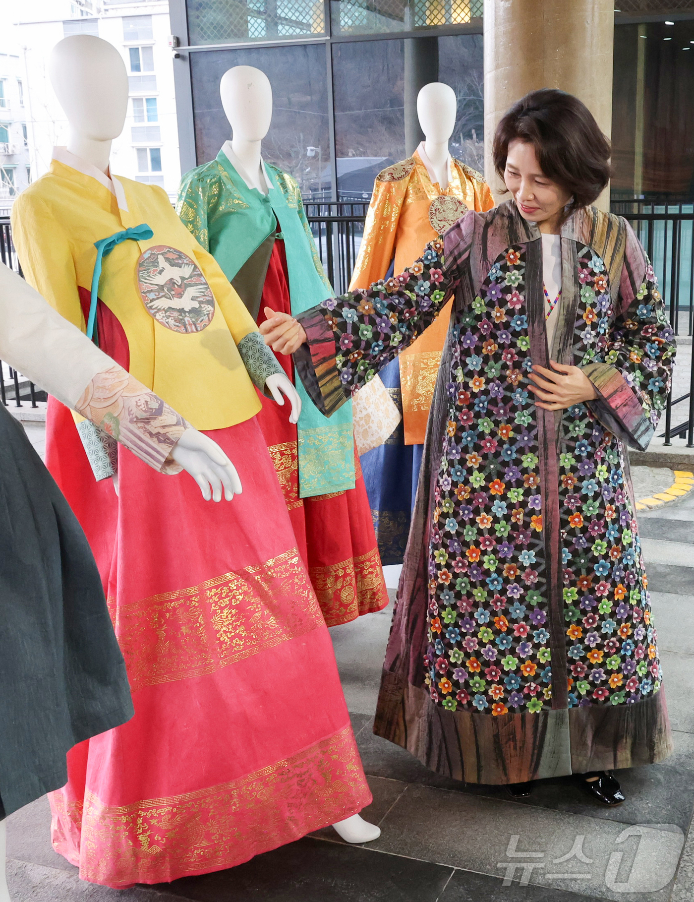 (전주=뉴스1) 이재명 기자 = 김혜경 여사가 27일 전북 전주천년한지관에서 한지로 만든 한복을 착용해보고 있다. (청와대통신사진기자단)  2026.2.27/뉴스1