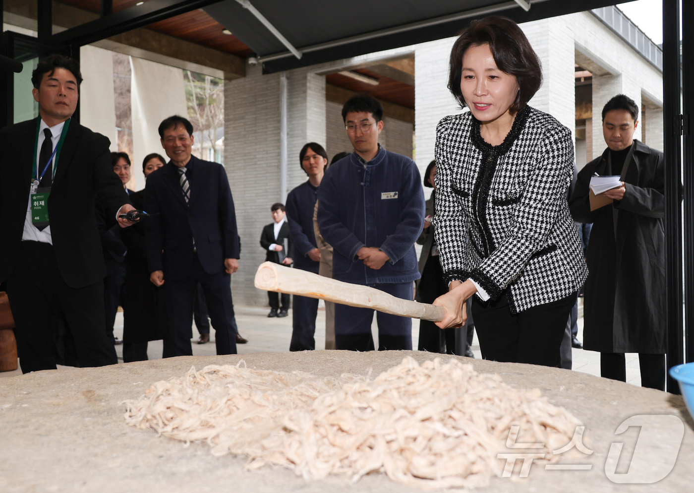 (전주=뉴스1) 이재명 기자 = 김혜경 여사가 27일 전북 전주천년한지관에서 닥나무 껍질을 닥돌 위에서 두드리고 있다.  (청와대통신사진기자단) 2026.2.27/뉴스1
