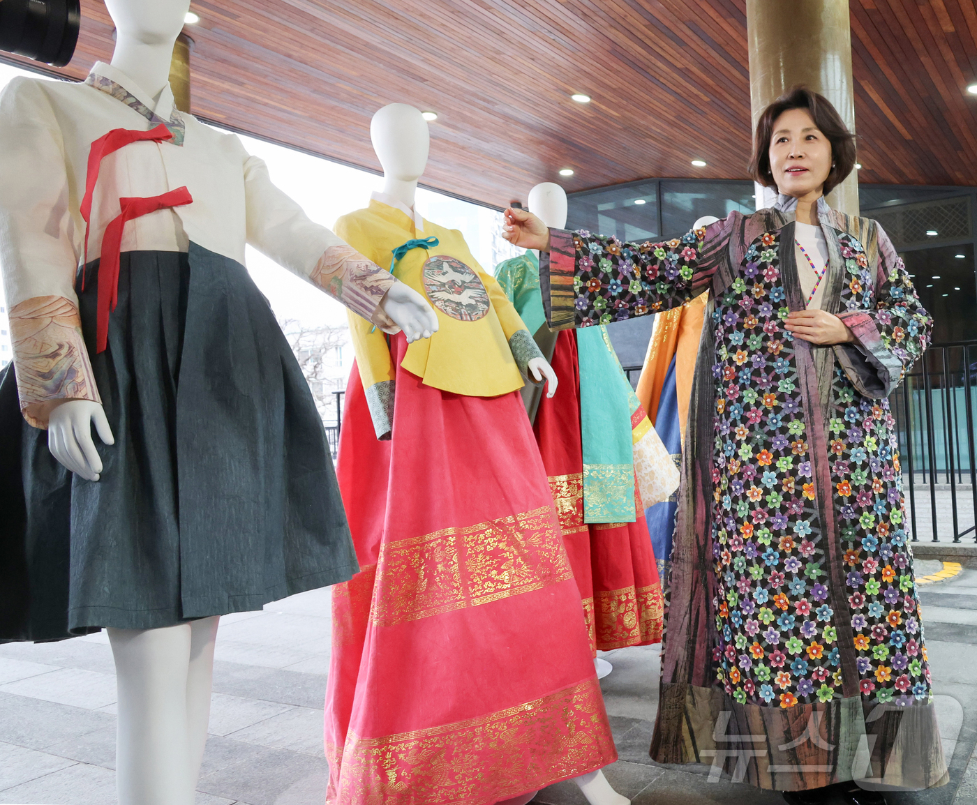 (전주=뉴스1) 이재명 기자 = 김혜경 여사가 27일 전북 전주천년한지관에서 한지로 만든 한복을 착용해보고 있다. (청와대통신사진기자단) 2026.2.27/뉴스1