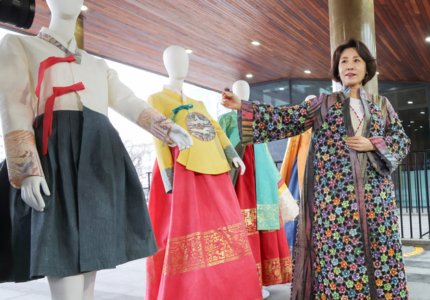 김혜경 여사, 한지로 만든 한복 착용