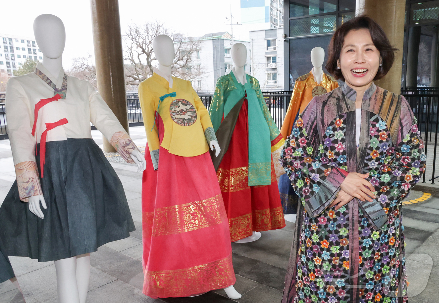 (전주=뉴스1) 이재명 기자 = 김혜경 여사가 27일 전북 전주천년한지관에서 한지로 만든 한복을 착용해보고 있다. (청와대통신사진기자단) 2026.2.27/뉴스1