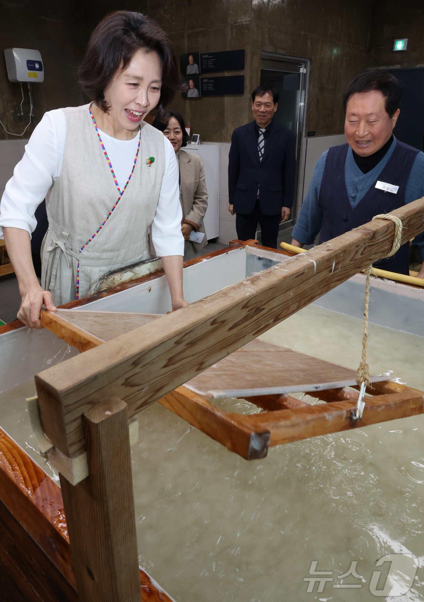 (전주=뉴스1) 이재명 기자 = 김혜경 여사가 27일 전북 전주천년한지관에서 한지 뜨기 체험을 하고 있다. (청와대통신사진기자단) 2026.2.27/뉴스1