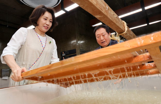 한지 뜨기 체험하는 김혜경 여사
