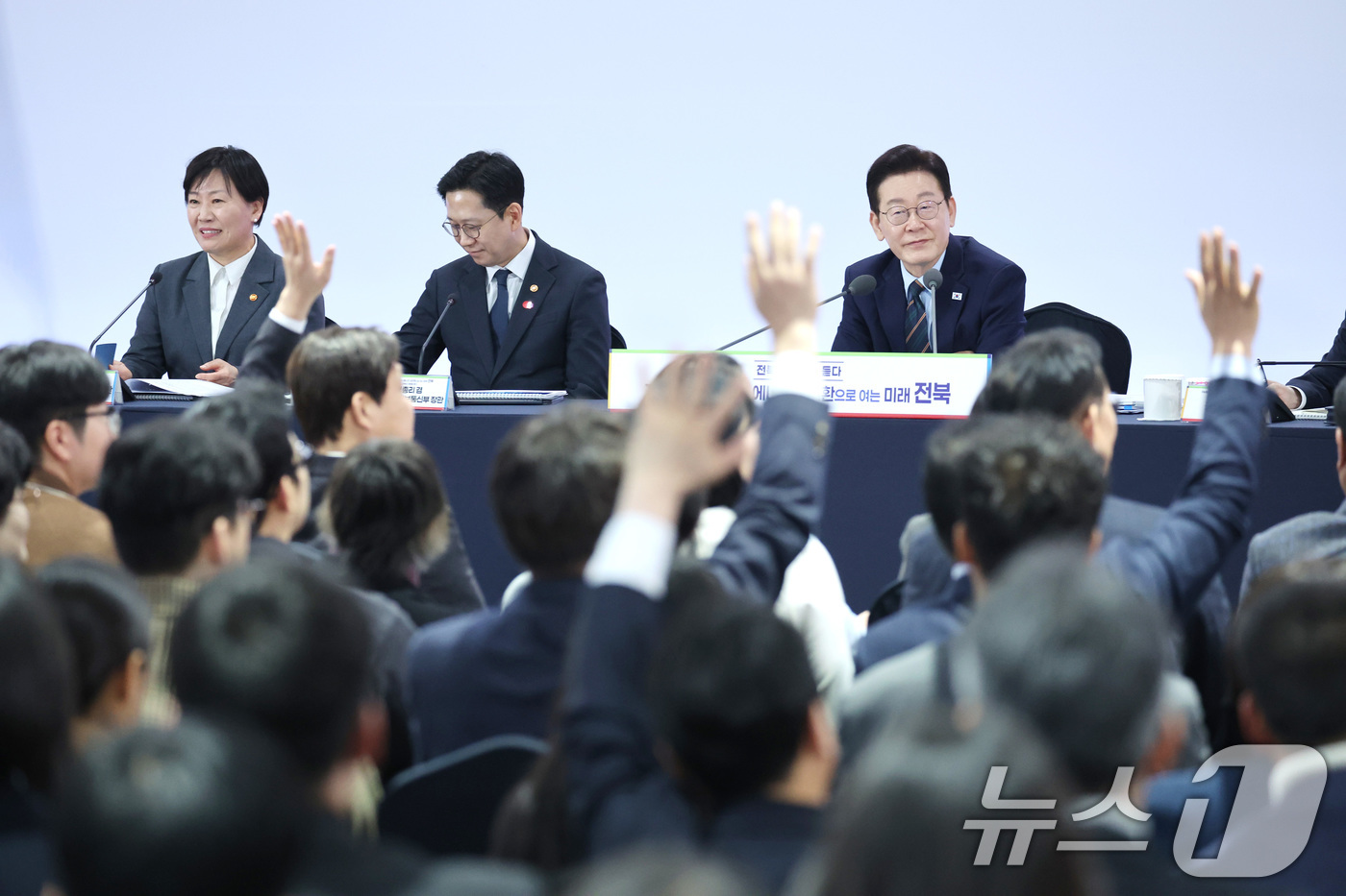 (전주=뉴스1) 이재명 기자 = 이재명 대통령이 27일 전북 전주시 전북대학교에서 열린 '전북의 마음을 듣다' 타운홀미팅 간담회에서 발언권을 요청하는 참석자들을 바라보고 있다. 2 …