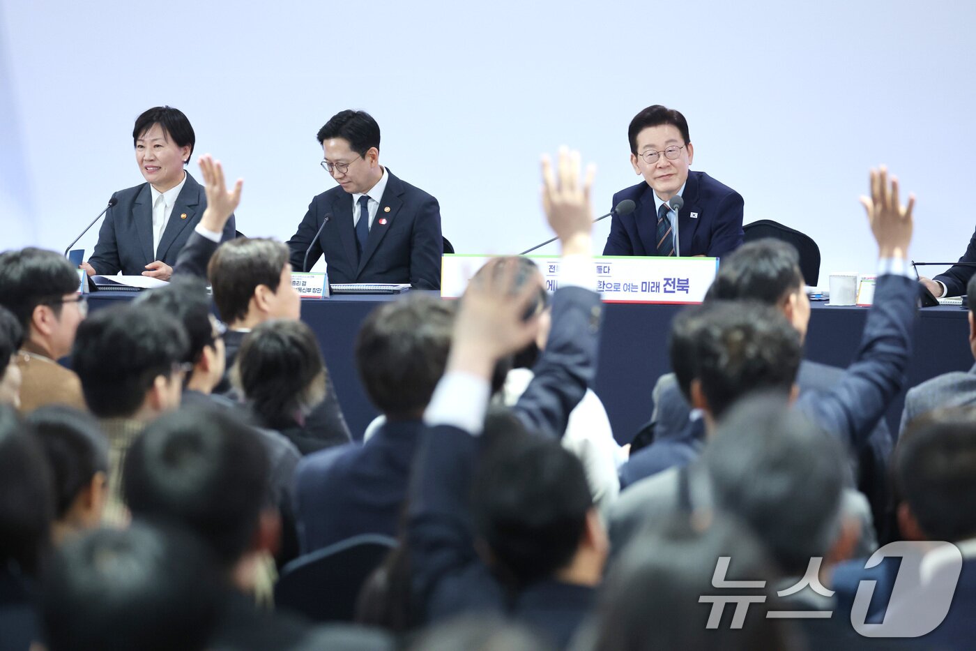 본문 이미지 - 이재명 대통령이 27일 전북 전주시 전북대학교에서 열린 '전북의 마음을 듣다' 타운홀미팅 간담회에서 발언권을 요청하는 참석자들을 바라보고 있다. 2026.2.27 ⓒ 뉴스1 이재명 기자