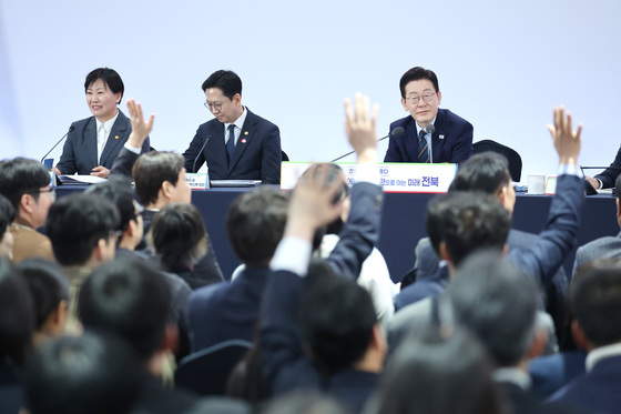 참석자 바라보는 이재명 대통령