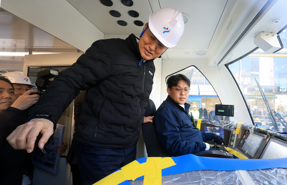 트램 내부 살펴보는 오세훈 서울시장