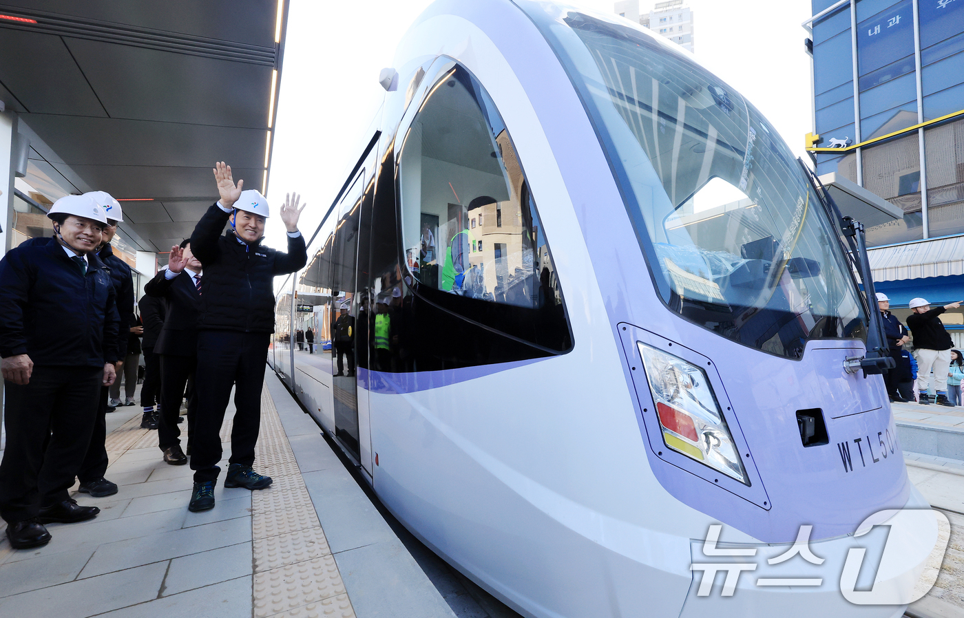 (서울=뉴스1) 이호윤 기자 = 오세훈 서울시장이 27일 서울 송파구 위례선(트램) 건설공사 현장점검을 마치고 출발하는 위례선(트램)을 향해 손을 흔들고 있다.위례선(트램)은 지난 …