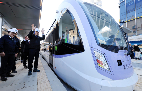 트램에 손 흔드는 오세훈 시장