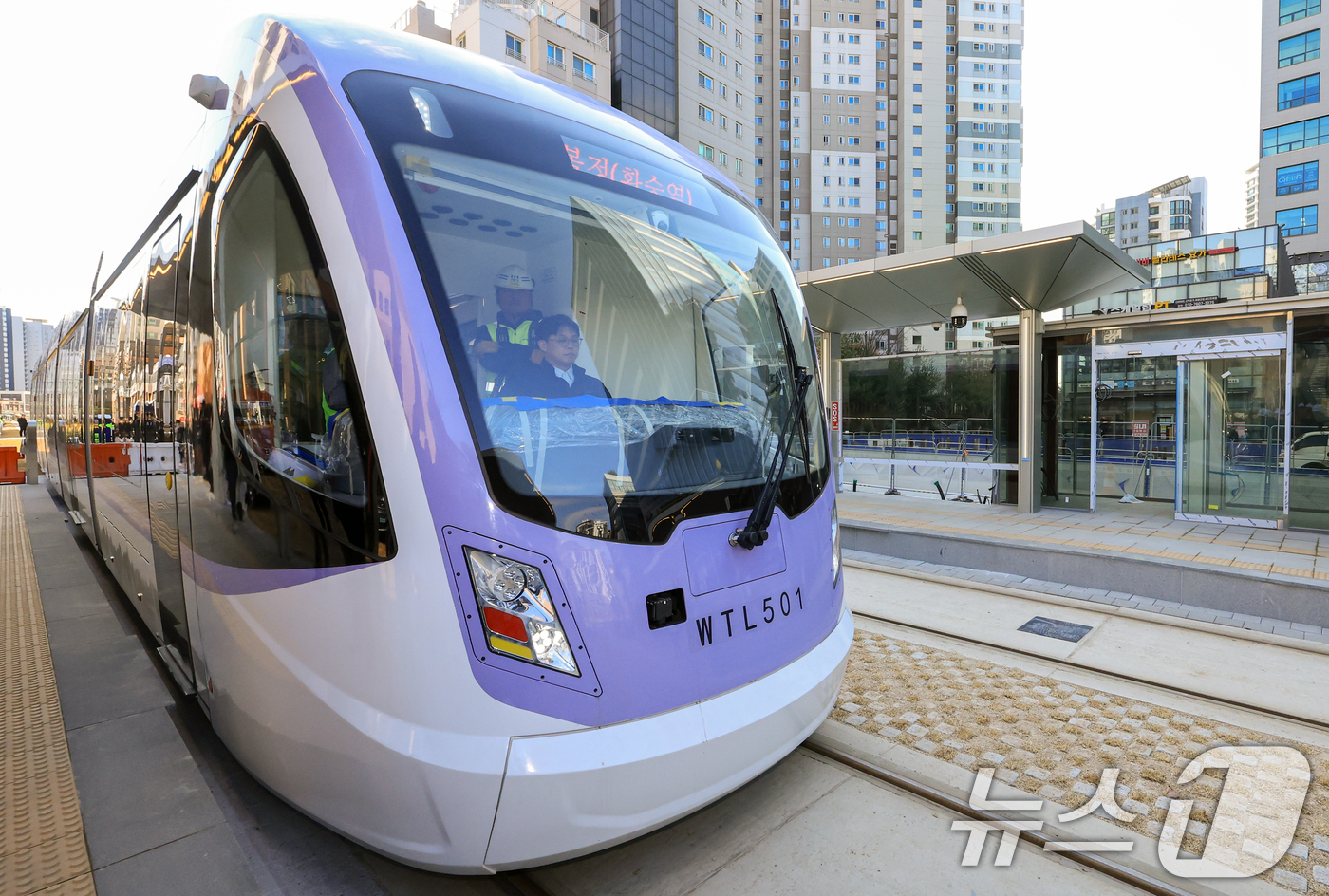 (서울=뉴스1) 이호윤 기자 = 27일 서울 송파구 위례선(트램) 105정거장으로 위례선(트램)이 시범운행되고 있다.위례선(트램)은 지난 19일부터 오는 10월 31일까지 위례신도 …