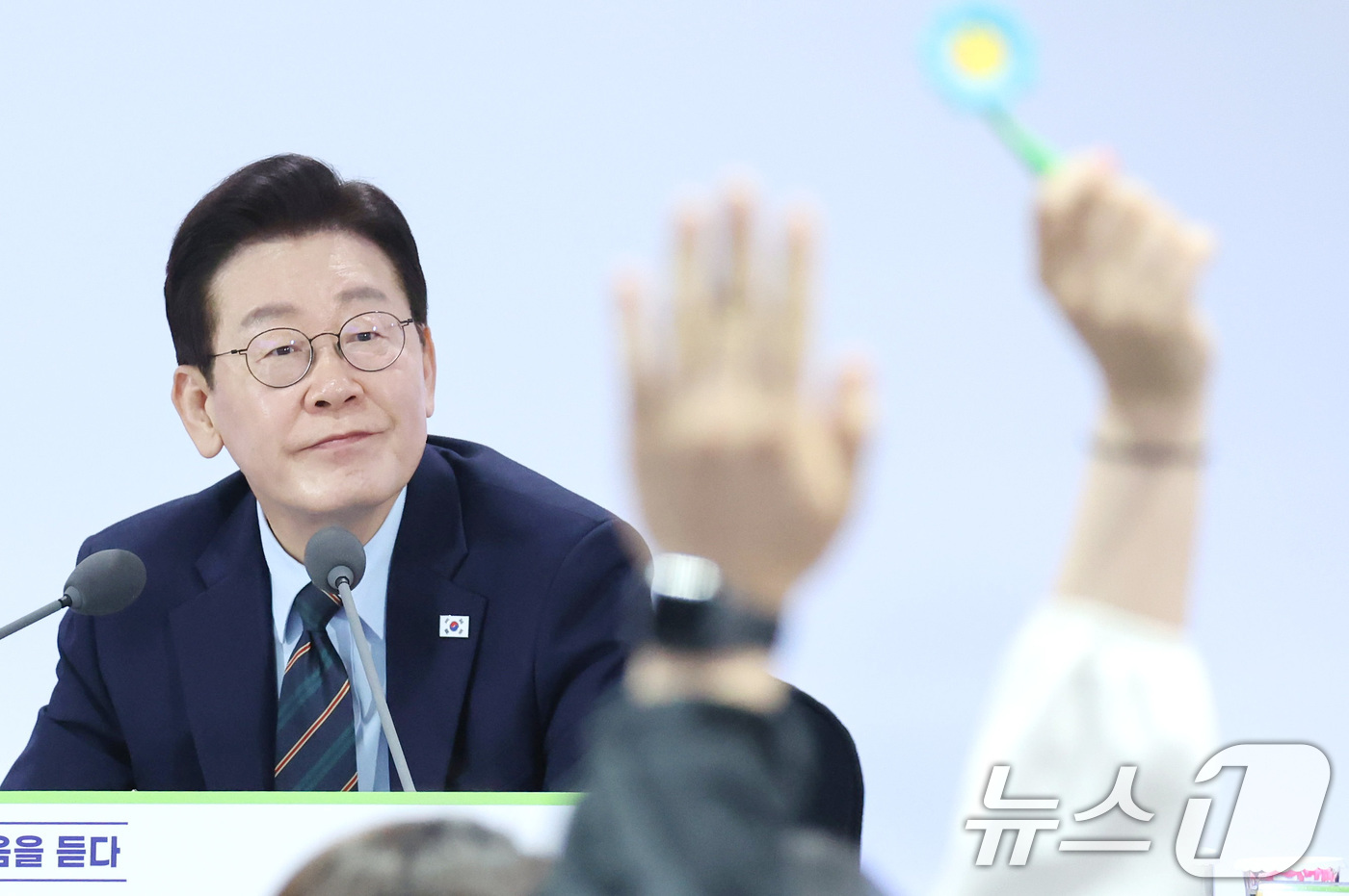 (전주=뉴스1) 이재명 기자 = 이재명 대통령이 27일 전북 전주시 전북대학교에서 열린 '전북의 마음을 듣다' 타운홀미팅 간담회에서 발언권을 요청하는 참석자들을 바라보고 있다. 2 …