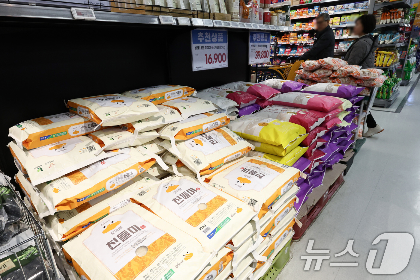 (서울=뉴스1) 최지환 기자 = 정부가 쌀값 안정을 위해 정부양곡 공급에 나선 27일 서울 시내의 한 대형마트에서 시민들이 쌀을 살펴보고 있다.농림축산식품부는 이날 최대 15만t의 …