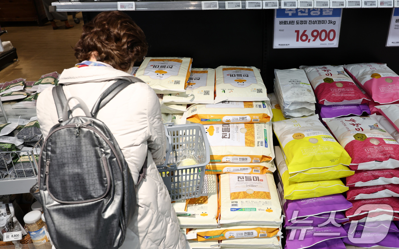 (서울=뉴스1) 최지환 기자 = 정부가 쌀값 안정을 위해 정부양곡 공급에 나선 27일 서울 시내의 한 대형마트에서 시민들이 쌀을 살펴보고 있다.농림축산식품부는 이날 최대 15만t의 …