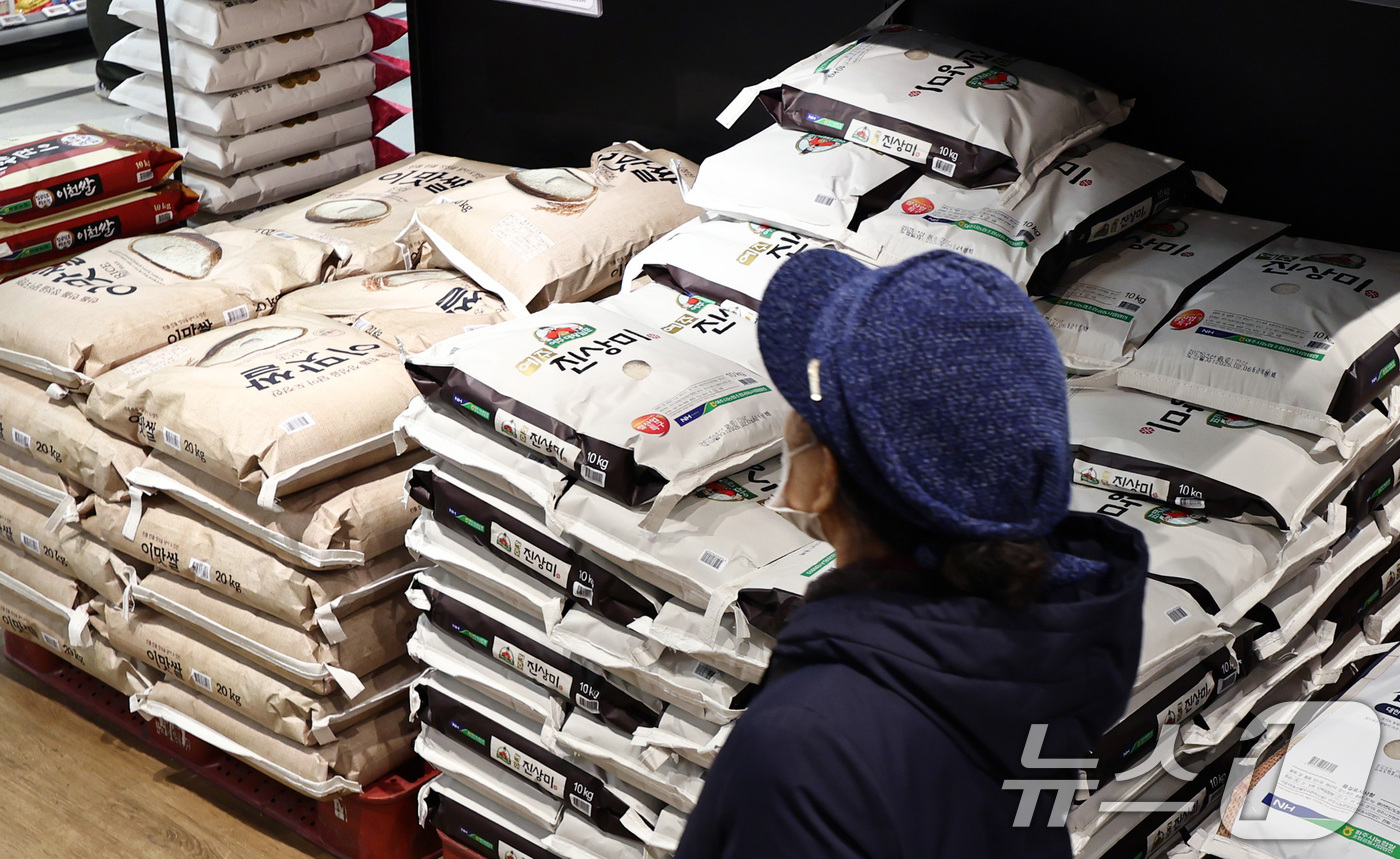 (서울=뉴스1) 최지환 기자 = 정부가 쌀값 안정을 위해 정부양곡 공급에 나선 27일 서울 시내의 한 대형마트에 쌀이 진열되어 있다.농림축산식품부는 이날 최대 15만t의 정부양곡을 …