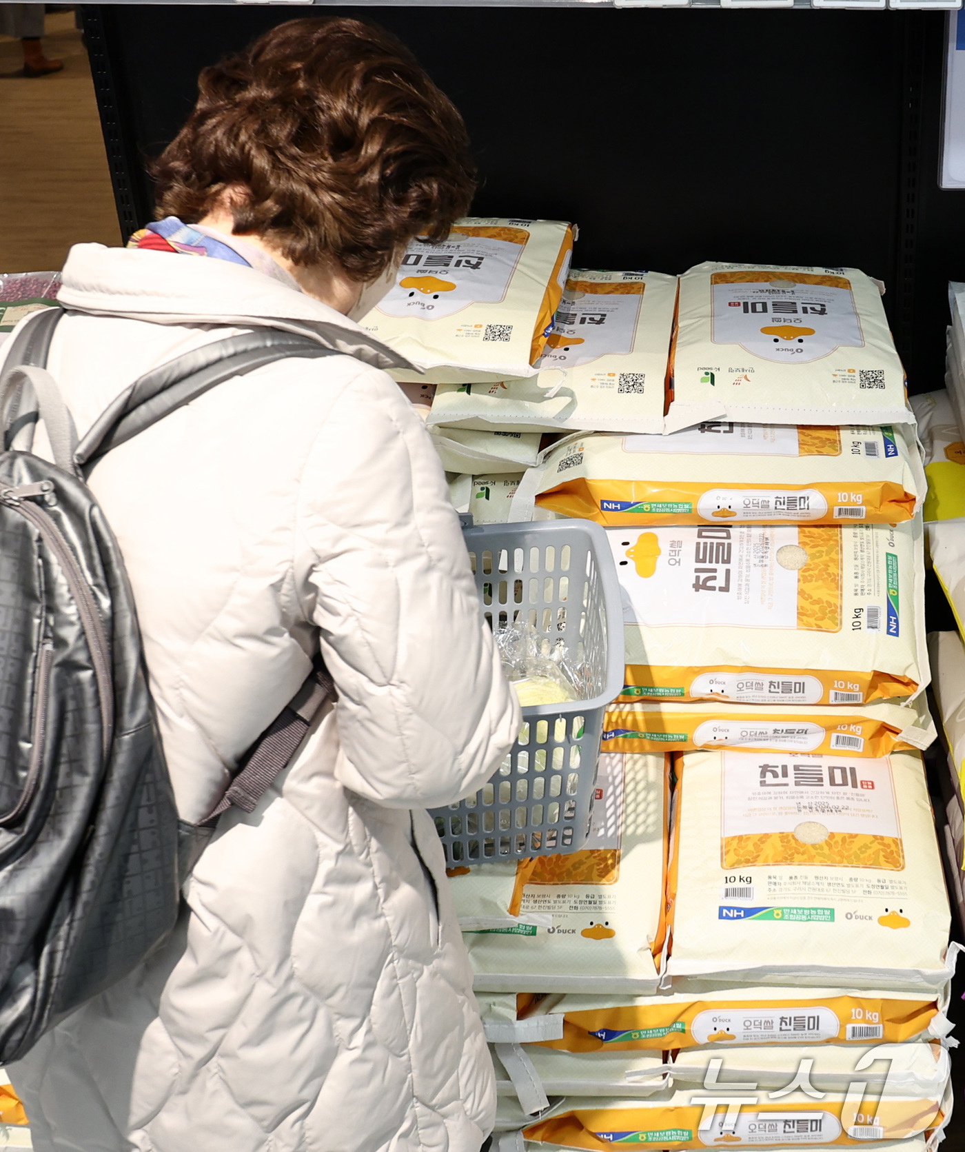 (서울=뉴스1) 최지환 기자 = 정부가 쌀값 안정을 위해 정부양곡 공급에 나선 27일 서울 시내의 한 대형마트에서 시민들이 쌀을 살펴보고 있다.농림축산식품부는 이날 최대 15만t의 …