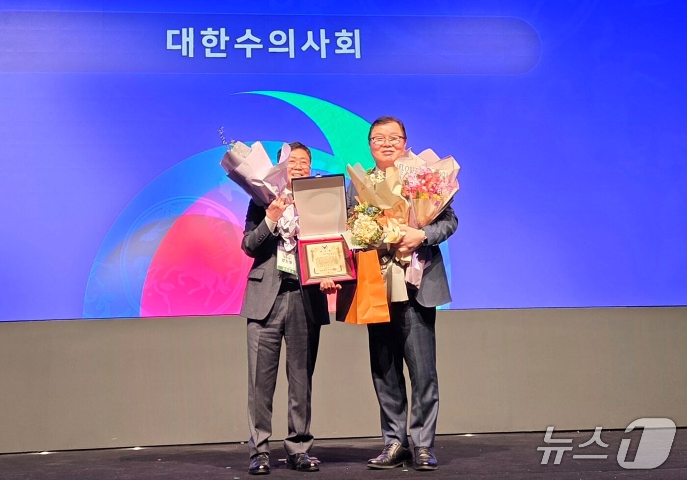 본문 이미지 - 허주형 제27대 대한수의사회 회장(오른쪽)이 27일 정기영 전국 시도지부장협의회 회장으로부터 감사패를 받고 있다. ⓒ 뉴스1