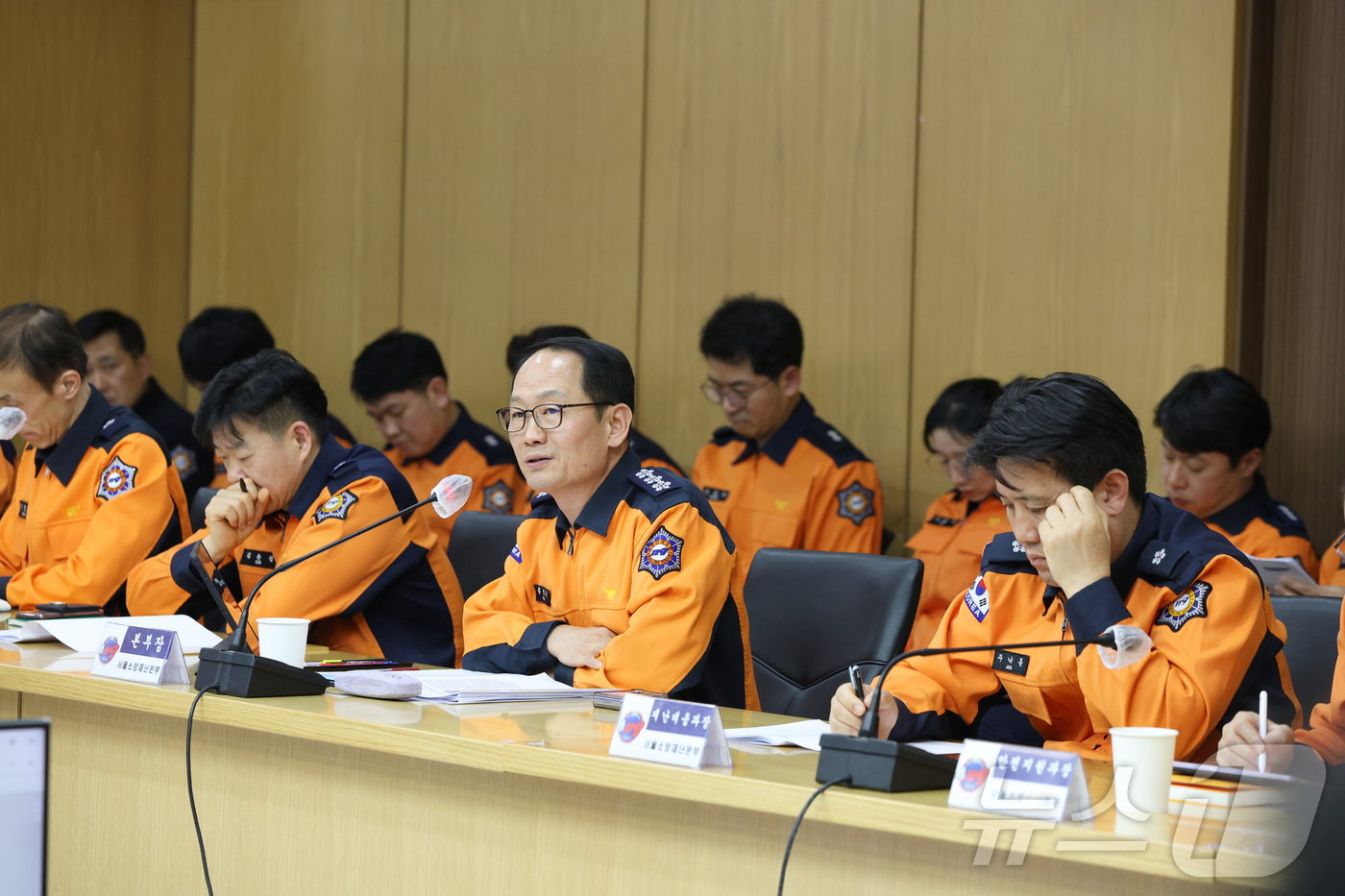 (서울=뉴스1) = 홍영근 서울소방재난본부장이 27일 오후 서울 중구 서울소방재난본부 3층 회의실에서 BTS 광화문 공연 소방안전대책 및 봄철화재예방 대책 등 주요 현안 논의를 위 …