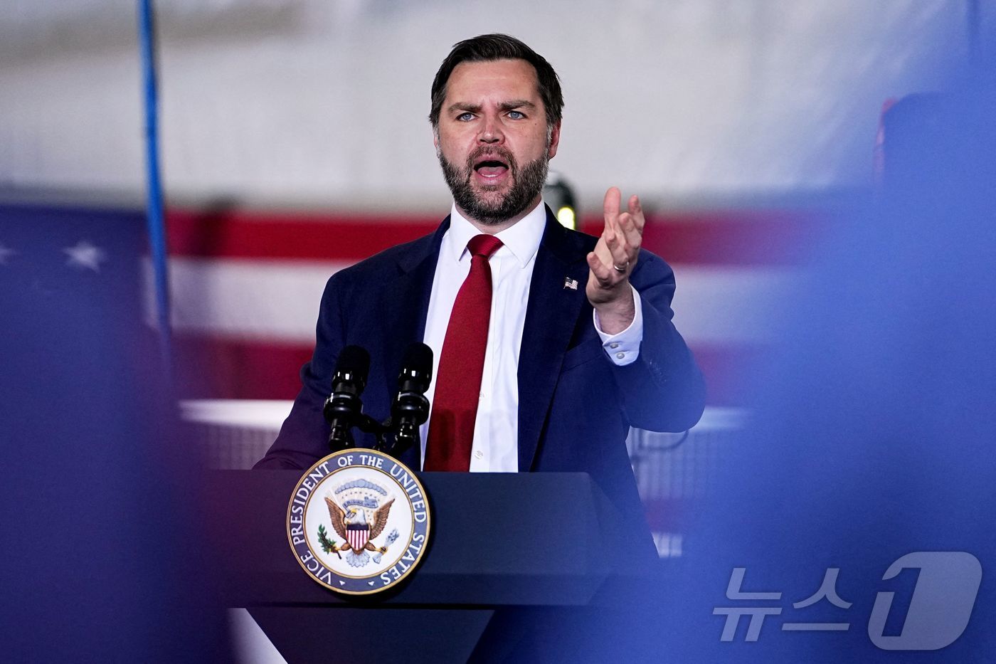 (플로버 AFP=뉴스1) 김경민 기자 = JD 밴스 미국 부통령이 26일(현지시간) 위스콘신주 플로버에 있는 가공 시설 포인트 프리시전을 방문해 연설하고 있다. 2026.2.26ⓒ …