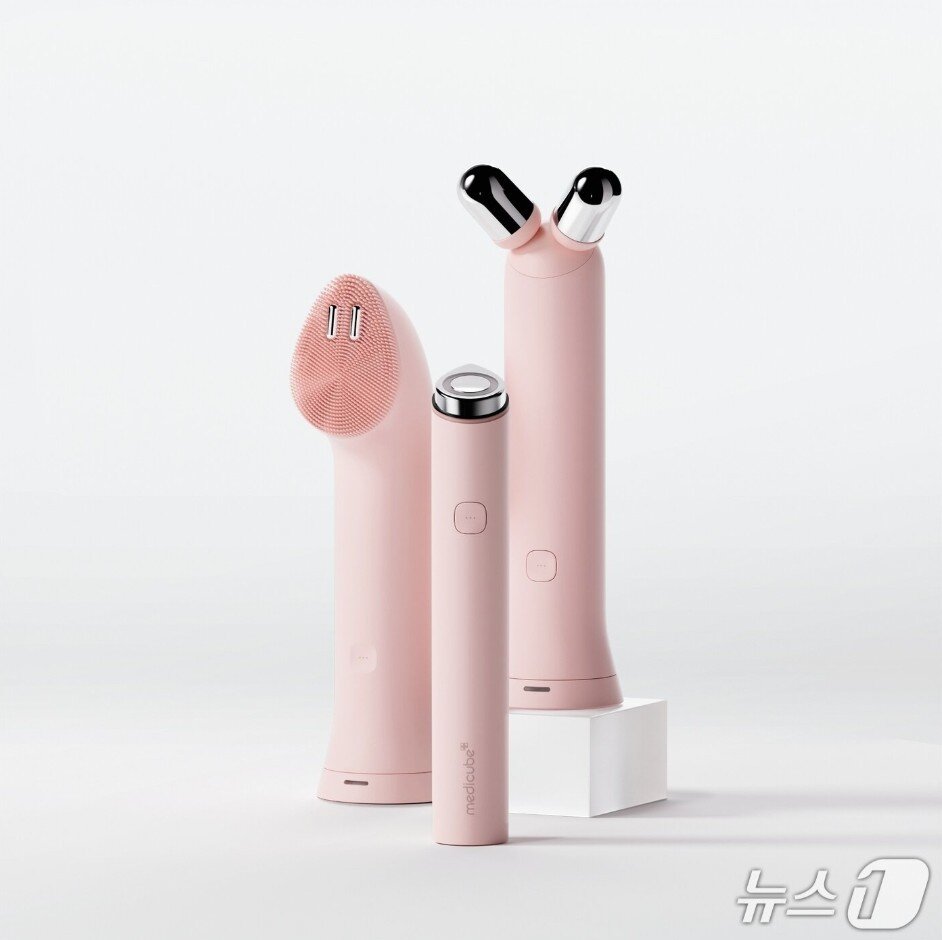 본문 이미지 - 메디큐브 에이지알의 결합형 뷰티 디바이스 라인업. (에이피알 제공)