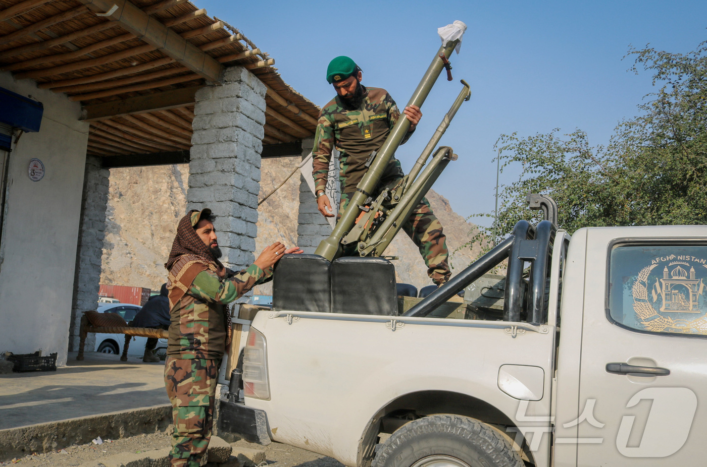 (토르캄 로이터=뉴스1) 이정환 기자 = 27일(현지시간) 아프가니스탄 토르캄 국경 인근에서 파키스탄과 아프가니스탄 군대 간의 교전 후, 탈레반 병사들이 차량에 로켓 발사기를 싣고 …