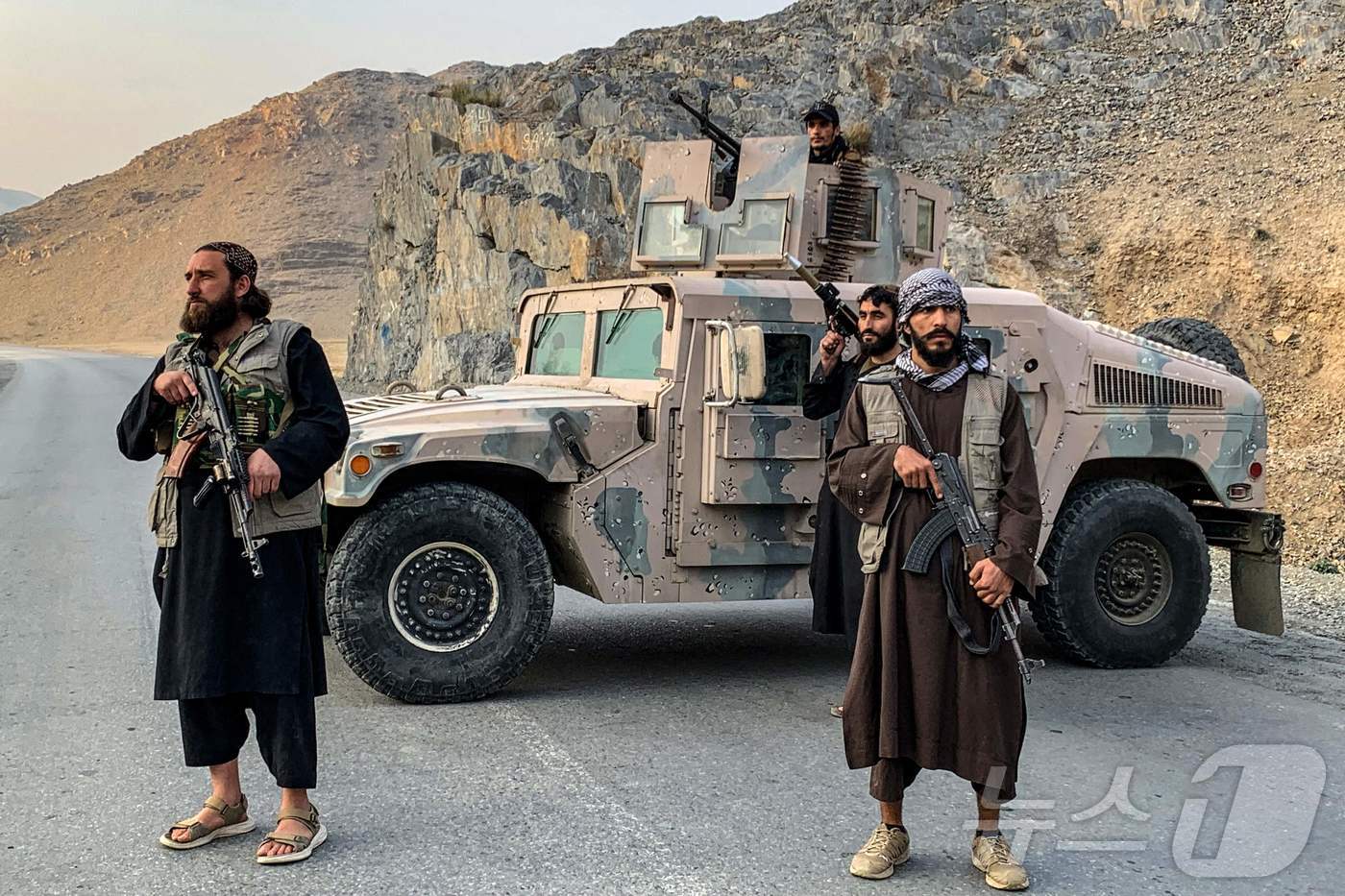 (토컴 AFP=뉴스1) 이정환 기자 = 27일(현지시간) 아프가니스탄과 파키스탄 국경에 위치한 낭가르하르 주 토르캄 검문소 인근에서 아프가니스탄 탈레반 보안 요원들이 경비를 서고 …