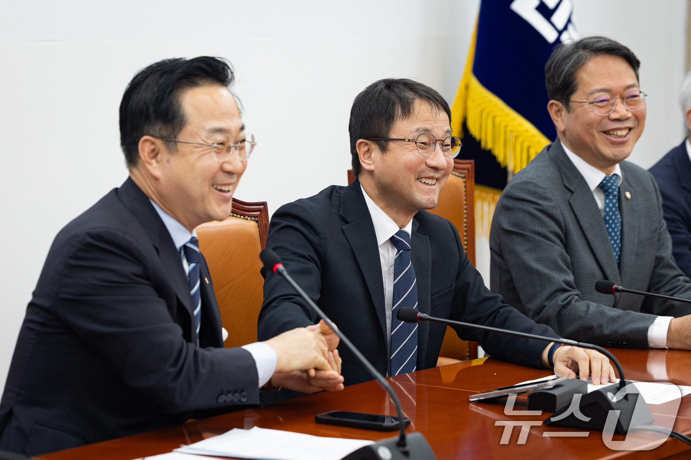 (서울=뉴스1) 유승관 기자 = 한병도 더불어민주당 원내대표(위원장)와 박성준 부위원장이 27일 서울 여의도 국회에서 열린 윤석열 정권 조작기소 진상규명 및 공소취소를 위한 국정조 …