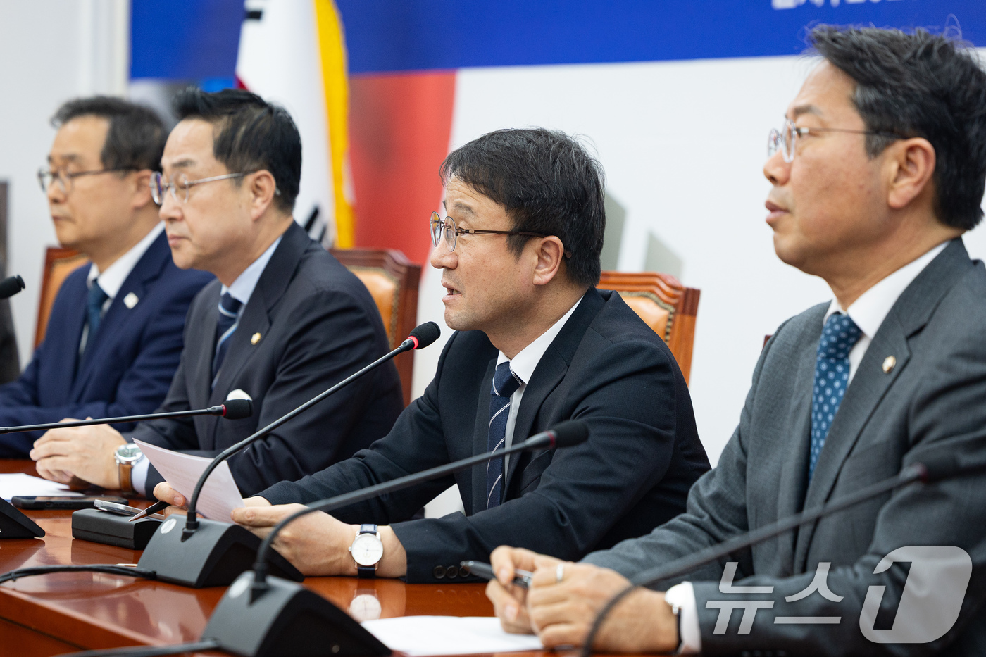 (서울=뉴스1) 유승관 기자 = 한병도 더불어민주당 원내대표(위원장)가 27일 서울 여의도 국회에서 열린 윤석열 정권 조작기소 진상규명 및 공소취소를 위한 국정조사 추진위원회 1차 …