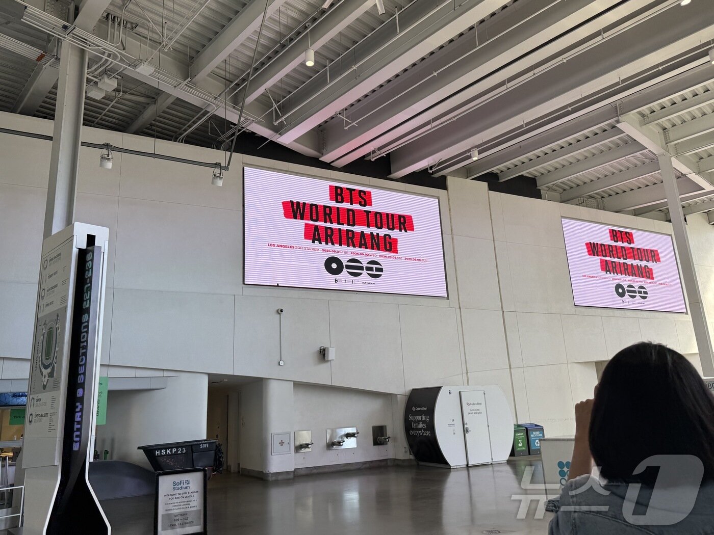 본문 이미지 - BTS 월드투어 홍보 안내판 ⓒ 뉴스1 윤슬빈 관광전문기자