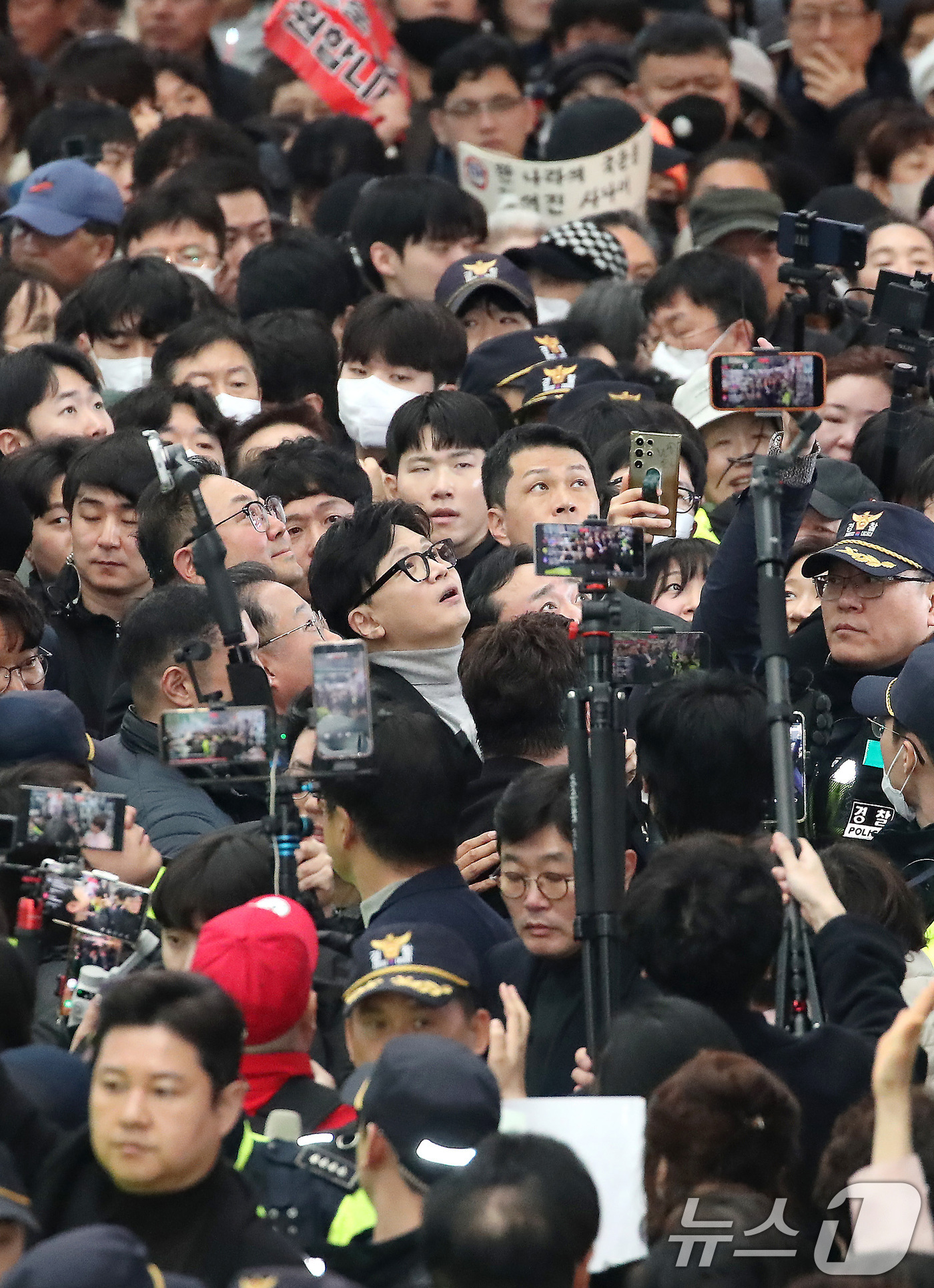 (대구=뉴스1) 공정식 기자 = 27일 오후 대구 중구 서문시장을 찾은 한동훈 전 국민의힘 대표 주변에 많은 인파가 몰리고 있다. 2026.2.27/뉴스1