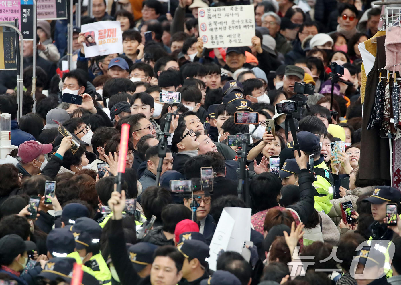 (대구=뉴스1) 공정식 기자 = 27일 오후 대구 중구 서문시장을 찾은 한동훈 전 국민의힘 대표 주변에 많은 인파가 몰리고 있다. 2026.2.27/뉴스1