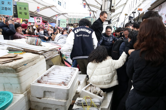 구름인파 몰린 서문시장 '사고 위험'