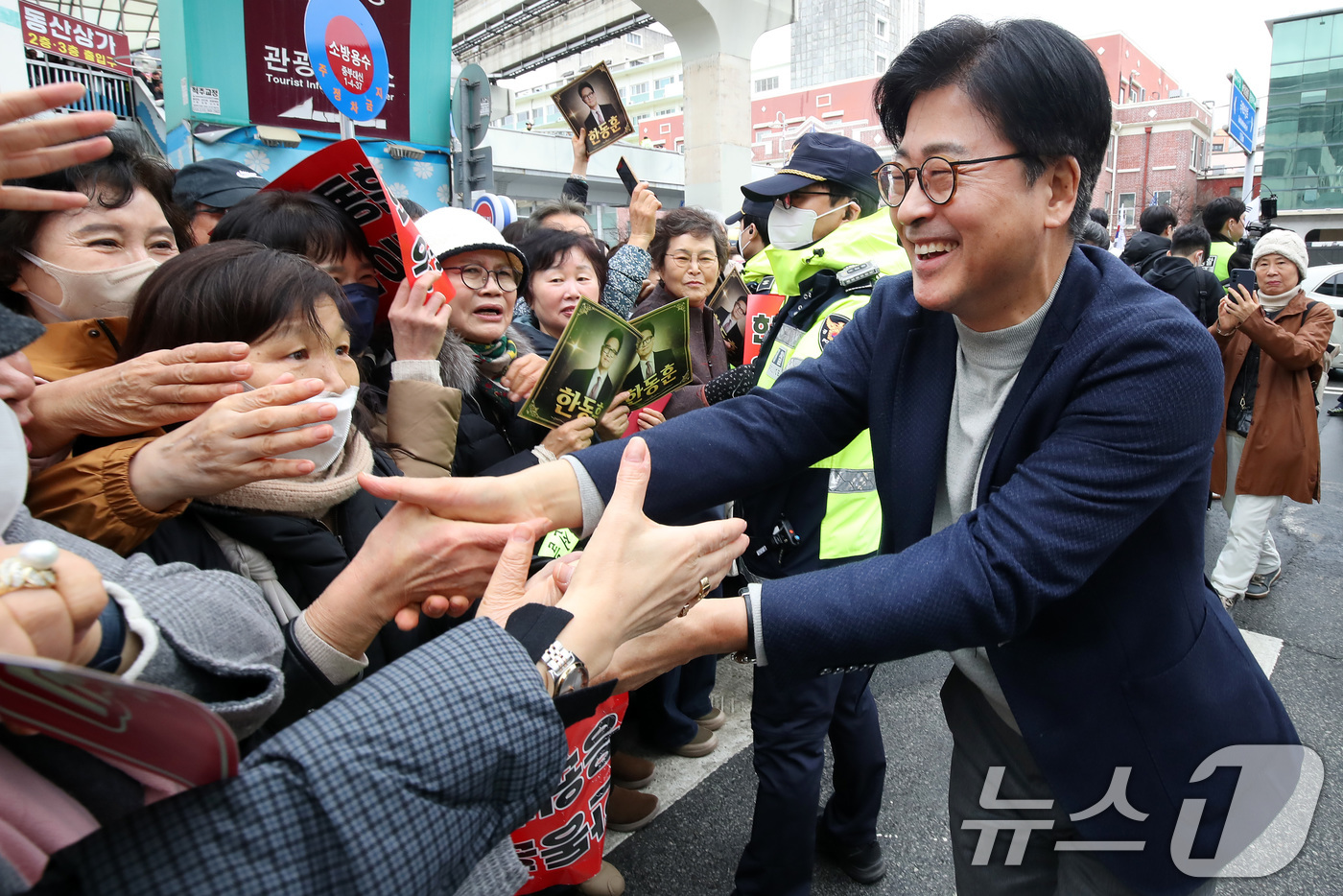 (대구=뉴스1) 공정식 기자 = 27일 오후 한동훈 전 국민의힘 대표의 대구 서문시장 방문을 앞두고 김종혁 전 최고위원이 환영 나온 시민과 인사 나누고 있다. 2026.2.27/뉴 …