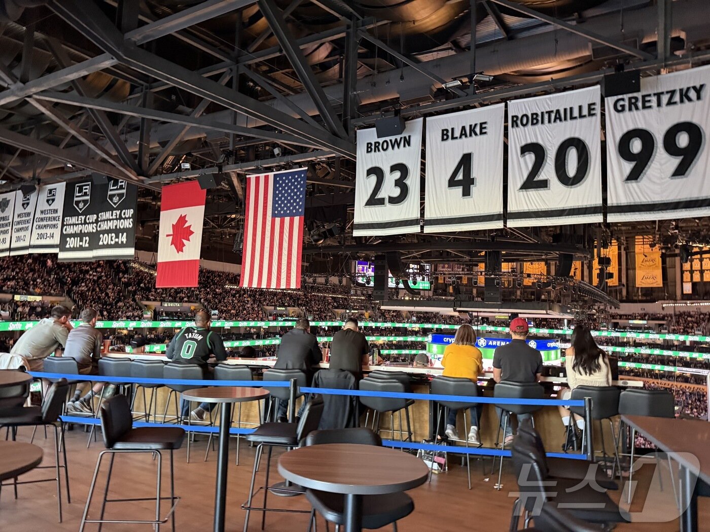 본문 이미지 - 레이커스 홈구장 크립토닷컴 아레나 3층 펍에서도 경기를 관람할 수 있다. ⓒ 뉴스1 윤슬빈 관광전문기자