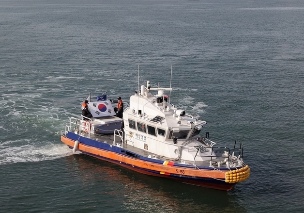 3.1절 기념 태극기 펼치고 항해 중인 보령해경 연안 구조정