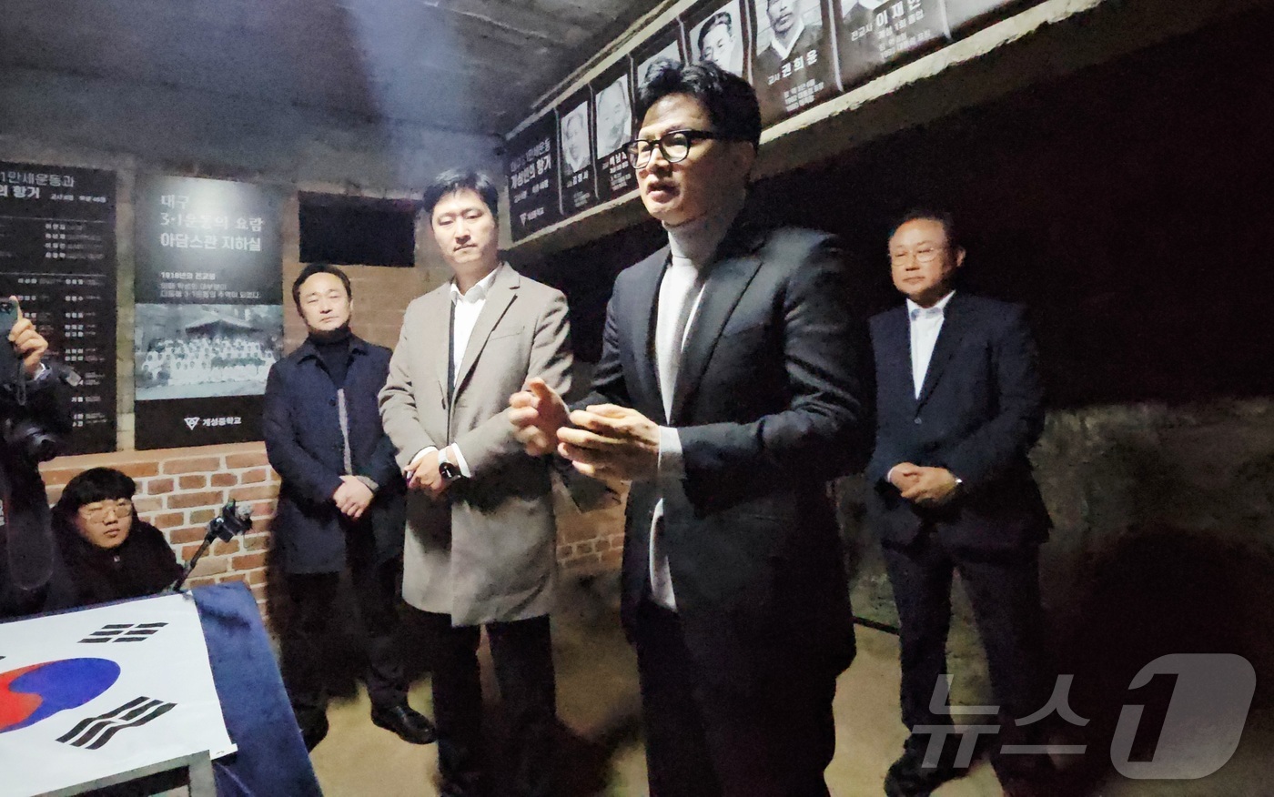 (대구=뉴스1) 남승렬 기자 = 한동훈 전 국민의힘 대표가 27일 오후 일제 강점기 당시 대구 만세운동의 요람이라고 불리는 대구 중구 대신동 계성중학교 아담스관 지하실에서 만세운동 …