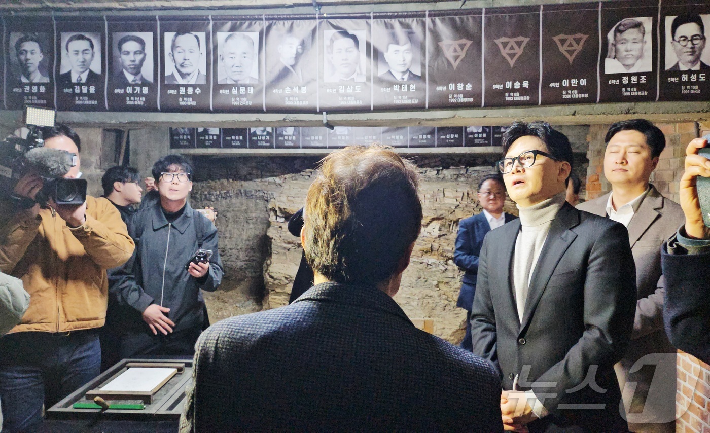 (대구=뉴스1) 남승렬 기자 = 한동훈 전 국민의힘 대표가 27일 오후 일제 강점기 당시 대구 만세운동의 요람이라고 불리는 대구 중구 대신동 계성중학교 아담스관 지하실에서 만세운동 …