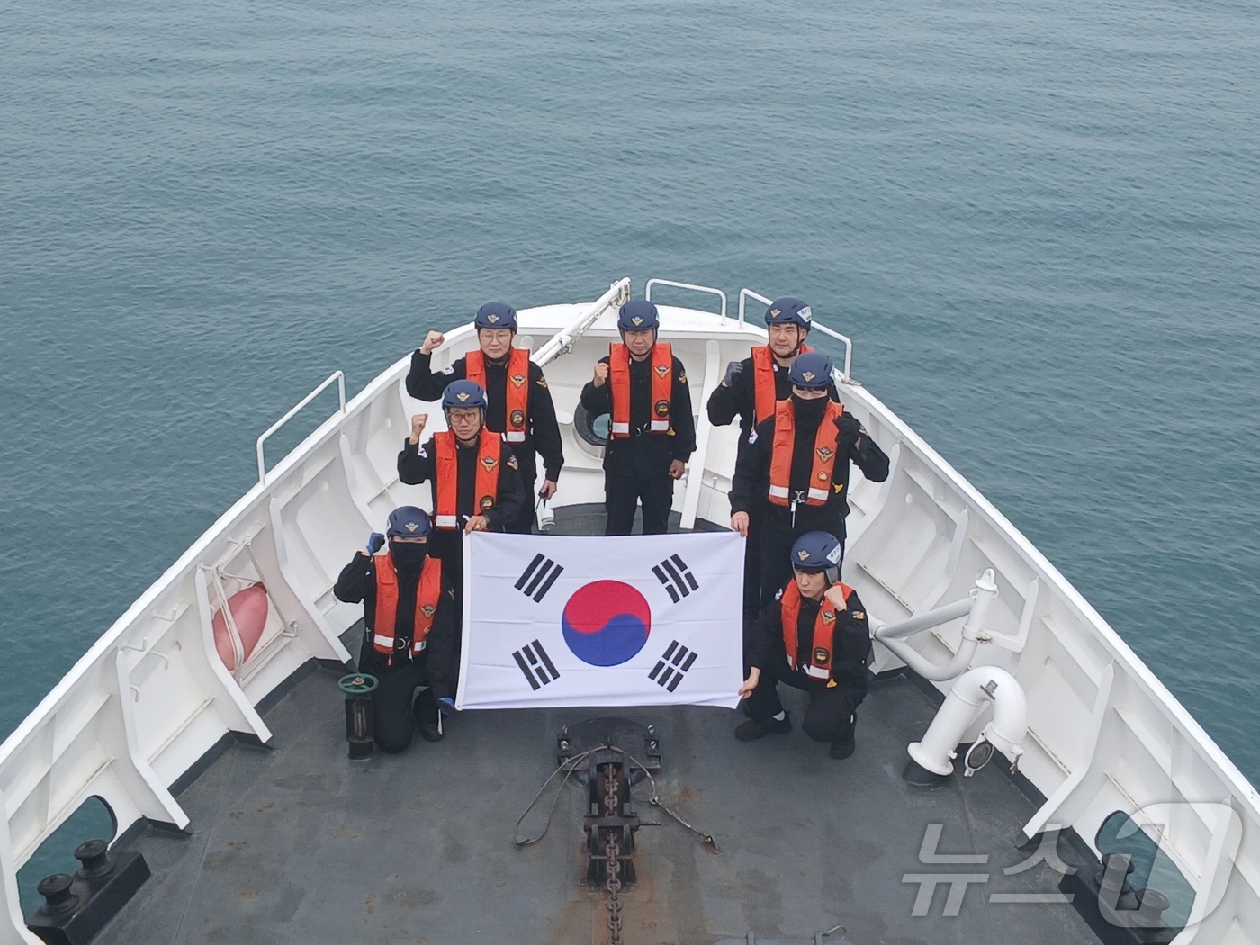 (보령=뉴스1) 최형욱 기자 = 지난 26일 오전 충남 보령 오천면 외연도 인근 해상에서 경비함정에 탑승한 보령해양경찰서 직원들이 태극기를 펼쳐두고 거수 경례를 하고 있다. (보령 …