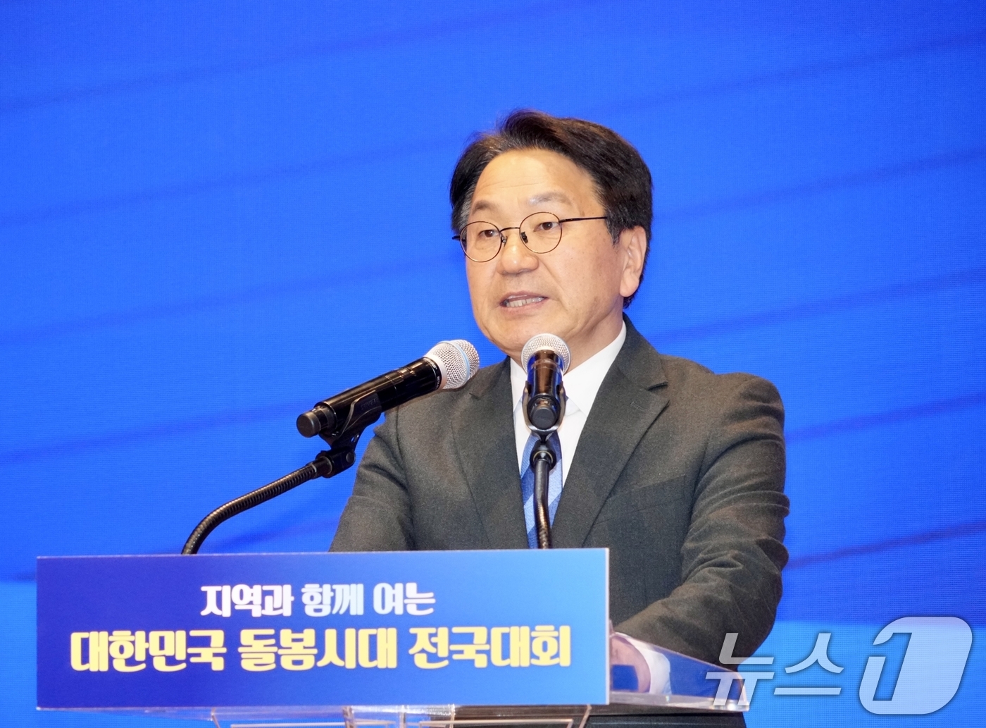 (광주=뉴스1) 이수민 기자 = 강기정 광주광역시장이 27일 김대중컨벤션센터에서 열린 ‘지역과 함께 여는 대한민국 돌봄시대 전국대회’에서 광주전남 통합과 관련해 '광주전남 통합에 …