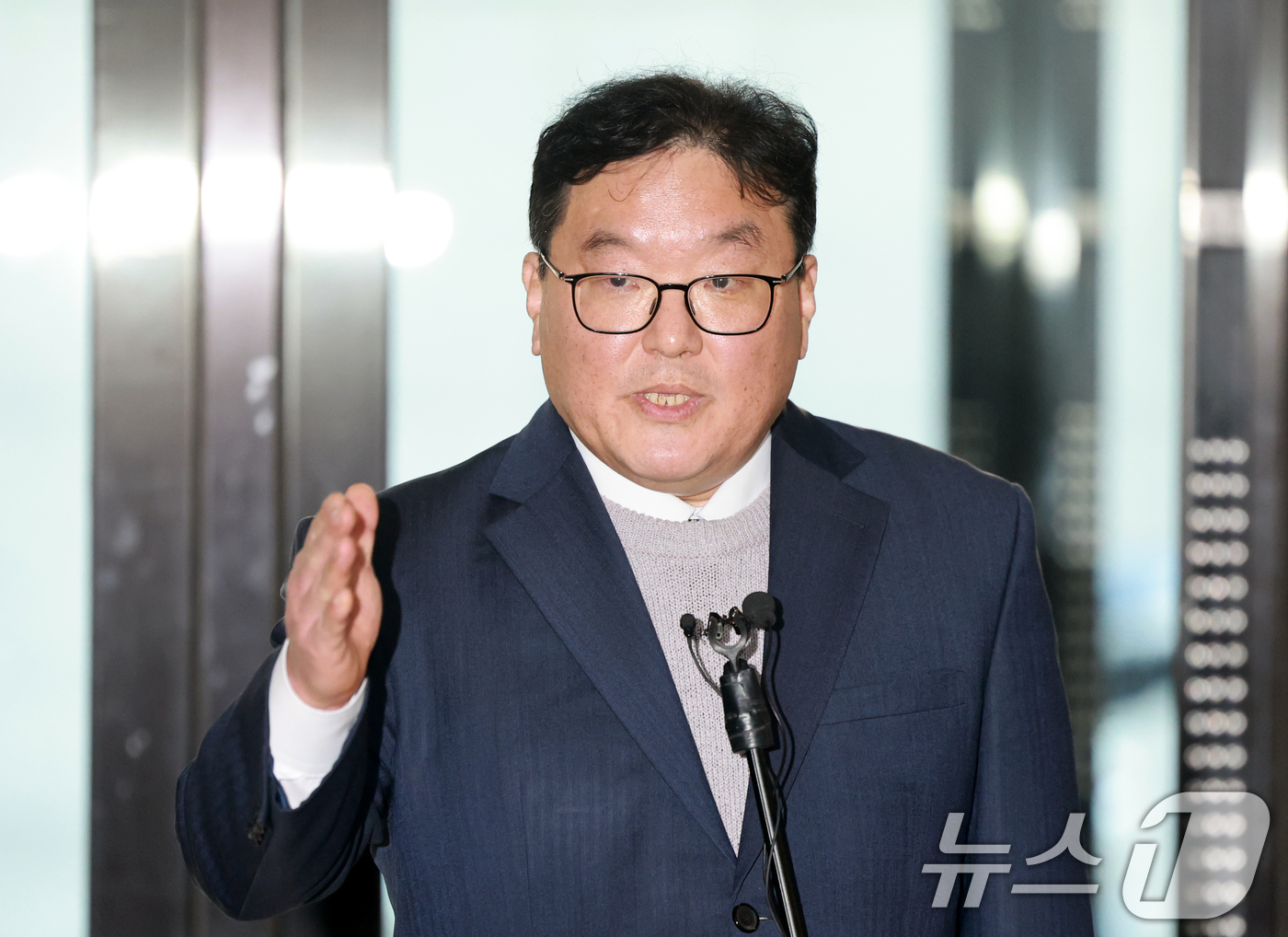 (서울=뉴스1) 이호윤 기자 = 쿠팡 퇴직금 미지급 사건과 관련해 직권남용 권리행사 방해 및 국회에서의 증언·감정 등에 관한 법률 위반 혐의로 기소된 엄희준 검사가 27일 서울 서 …