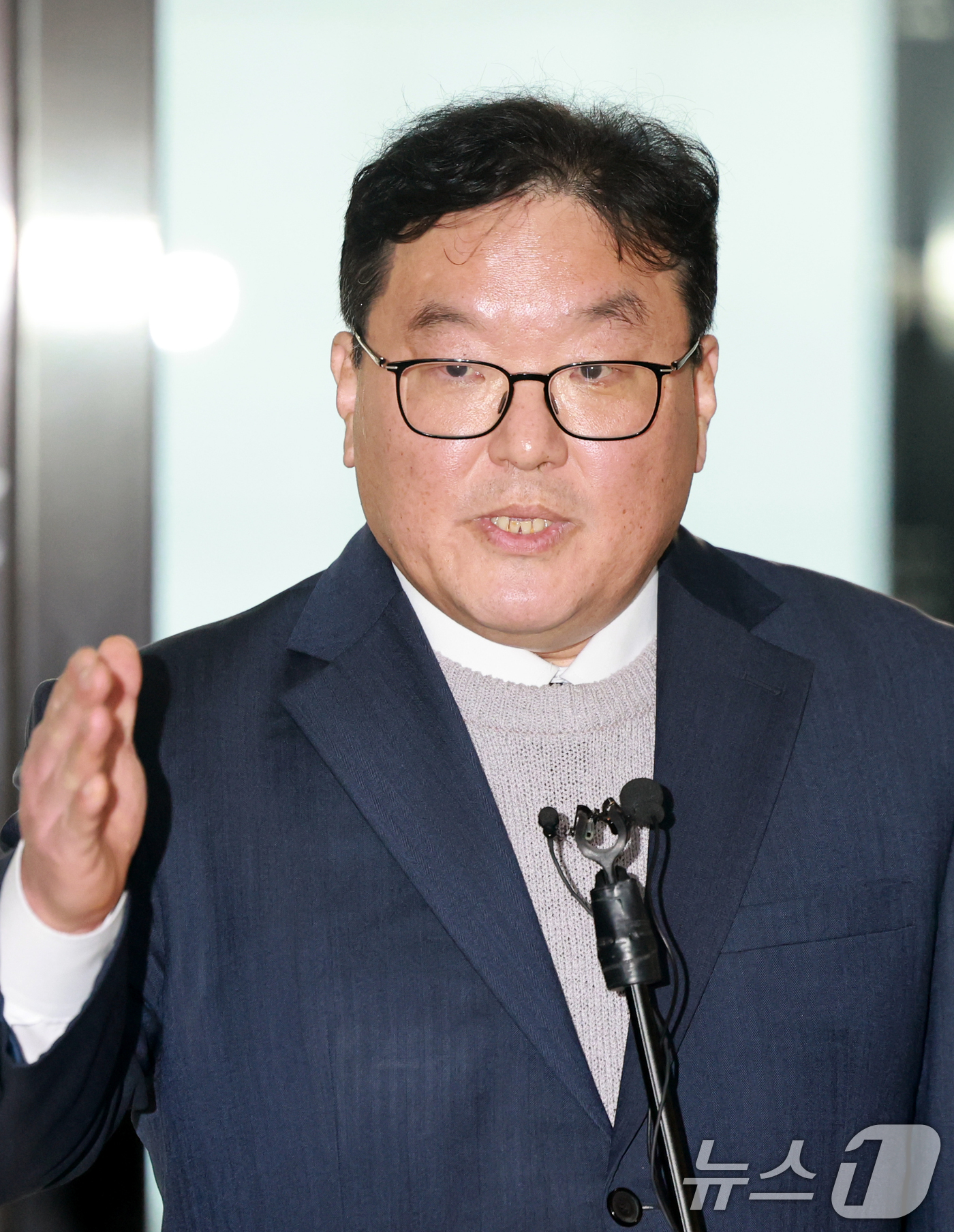 (서울=뉴스1) 이호윤 기자 = 쿠팡 퇴직금 미지급 사건과 관련해 직권남용 권리행사 방해 및 국회에서의 증언·감정 등에 관한 법률 위반 혐의로 기소된 엄희준 검사가 27일 서울 서 …