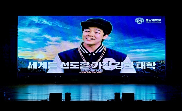 입학식장에도 등장한 'AI 김정겸'…충남대서 도전 응원