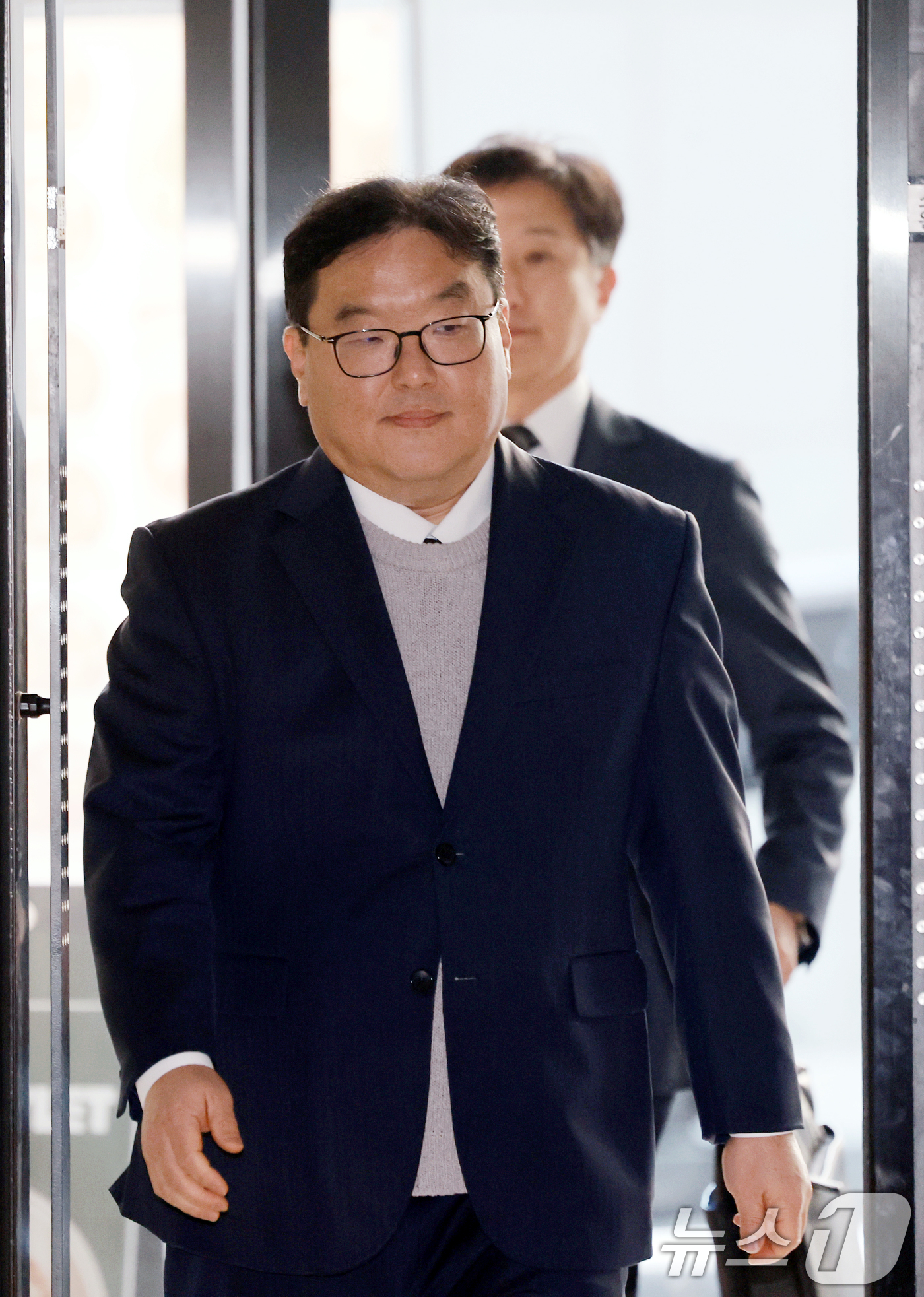 (서울=뉴스1) 이호윤 기자 = 쿠팡 퇴직금 미지급 사건과 관련해 직권남용 권리행사 방해 및 국회에서의 증언·감정 등에 관한 법률 위반 혐의로 기소된 엄희준 검사가 27일 서울 서 …