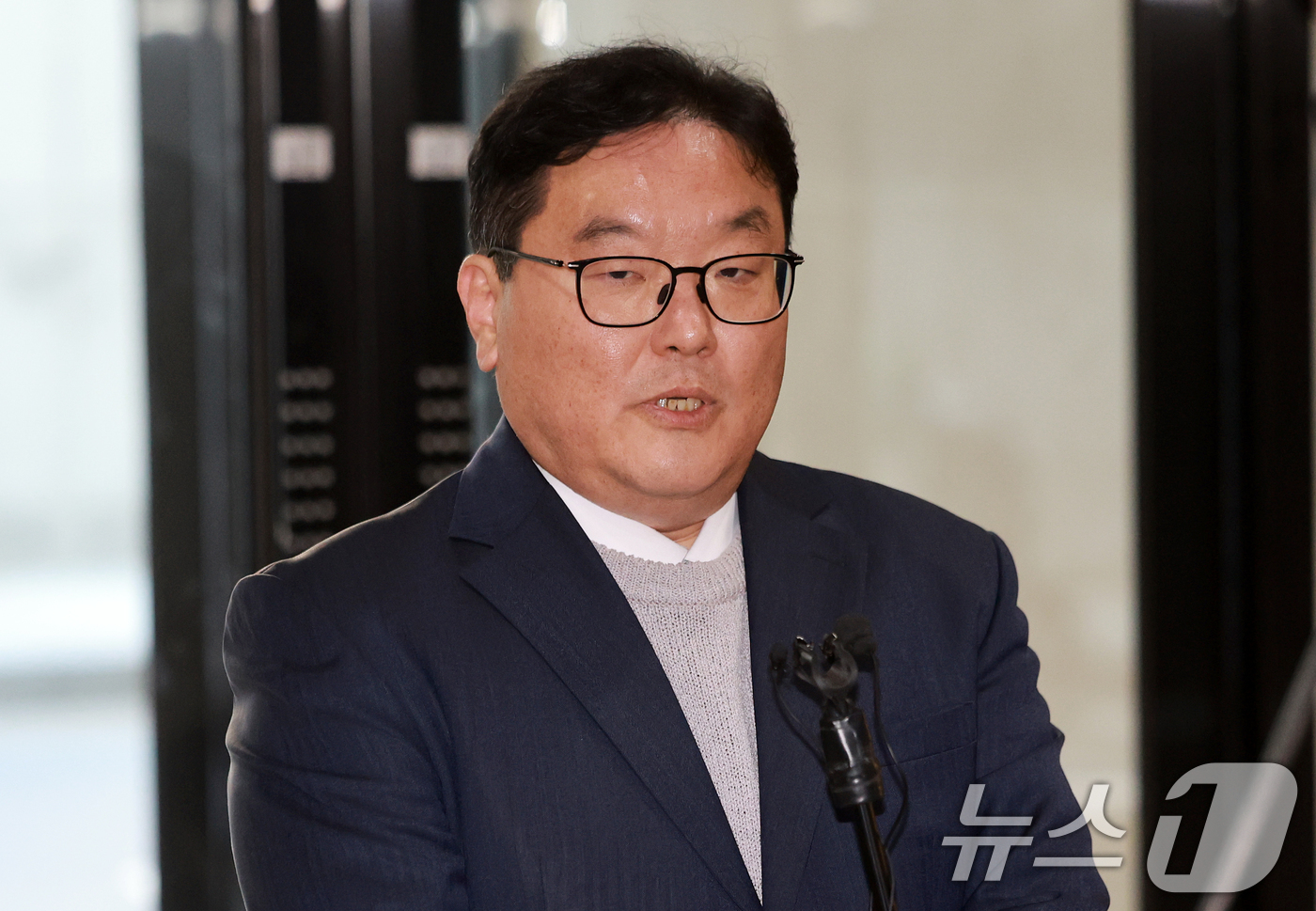 (서울=뉴스1) 이호윤 기자 = 쿠팡 퇴직금 미지급 사건과 관련해 직권남용 권리행사 방해 및 국회에서의 증언·감정 등에 관한 법률 위반 혐의로 기소된 엄희준 검사가 27일 서울 서 …