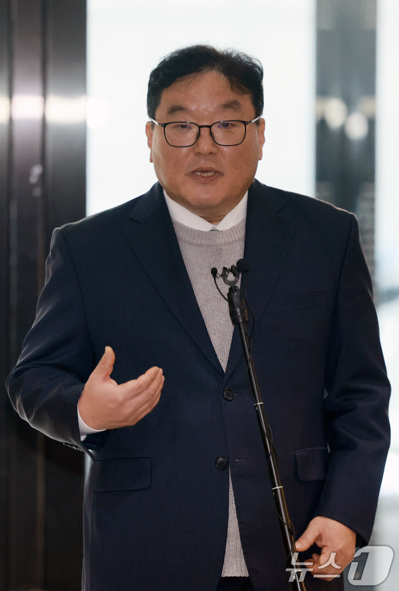 (서울=뉴스1) 이호윤 기자 = 쿠팡 퇴직금 미지급 사건과 관련해 직권남용 권리행사 방해 및 국회에서의 증언·감정 등에 관한 법률 위반 혐의로 기소된 엄희준 검사가 27일 서울 서 …