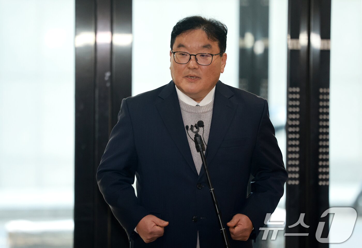 본문 이미지 - 쿠팡 퇴직금 미지급 사건과 관련해 직권남용 권리행사 방해 및 국회에서의 증언·감정 등에 관한 법률 위반 혐의로 기소된 엄희준 검사가 27일 서울 서초구 안권섭 쿠팡·관봉권 상설특별검사팀 사무실 1층에서 기자회견을 갖고 있다. 2026.2.27 ⓒ 뉴스1 이호윤 기자