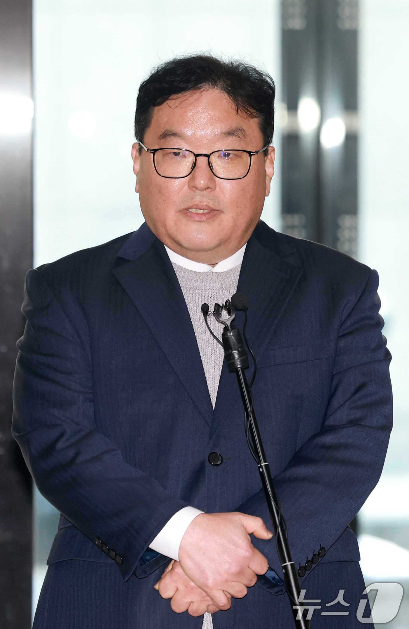 (서울=뉴스1) 이호윤 기자 = 쿠팡 퇴직금 미지급 사건과 관련해 직권남용 권리행사 방해 및 국회에서의 증언·감정 등에 관한 법률 위반 혐의로 기소된 엄희준 검사가 27일 서울 서 …